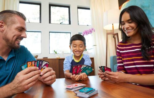 Spielwelt UNO Spiele UNO Flip (UNO Kartenspiel für die Familie, Reisespiel oder Spiel für Erwachsene, Kinder und Familie Karte Brettspiel lustige Uno Geschenke), Doppelseitige Karten,für 2-10 Spieler - Image 2